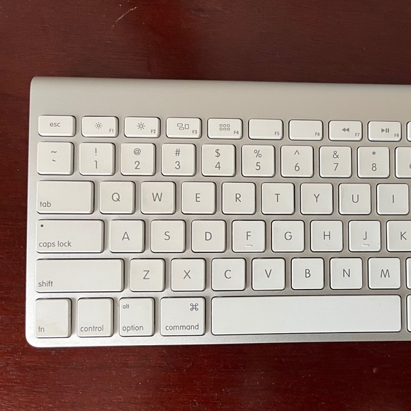 *READ DESCRIPTION *Apple A1314 Bluetooth Wireless Keyboard. - Picture 1 of 7